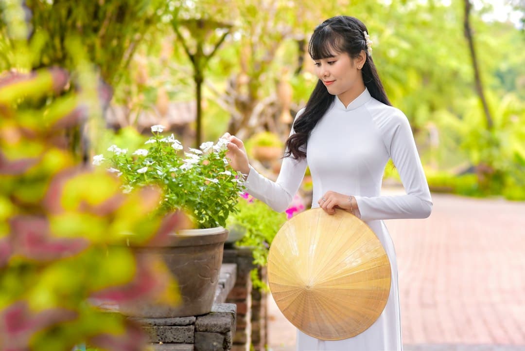 花を見てるベトナム女性